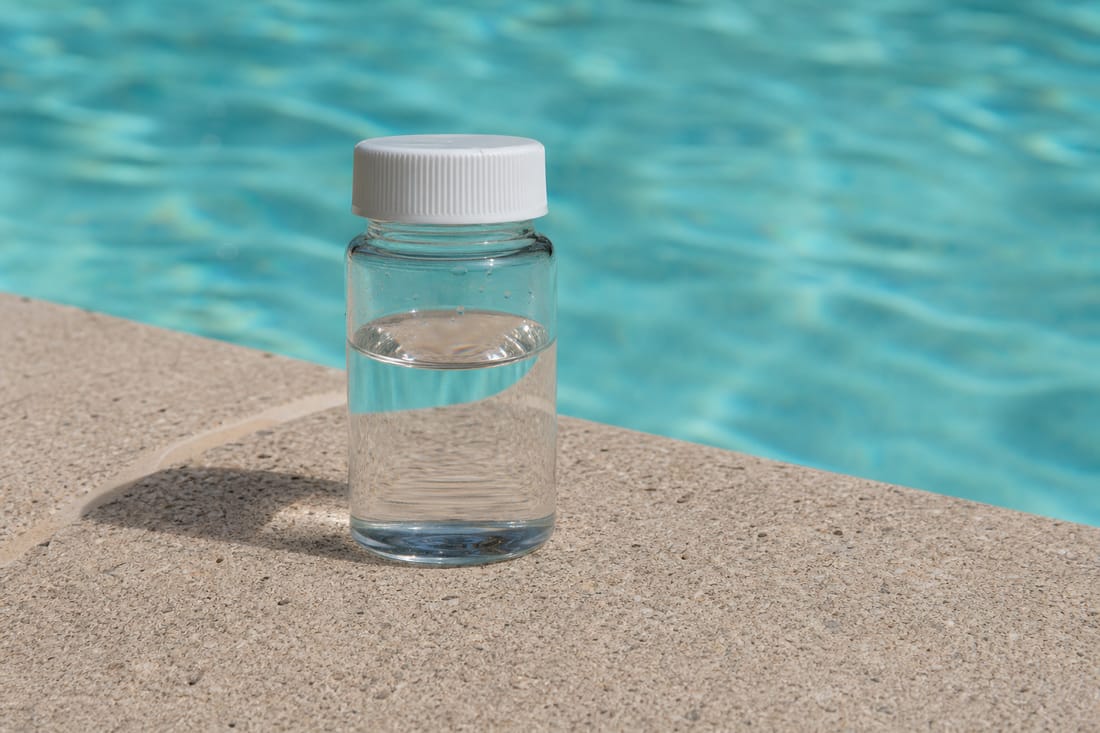 Beispiel: Wasserprobe auf der Pool-Umrandung