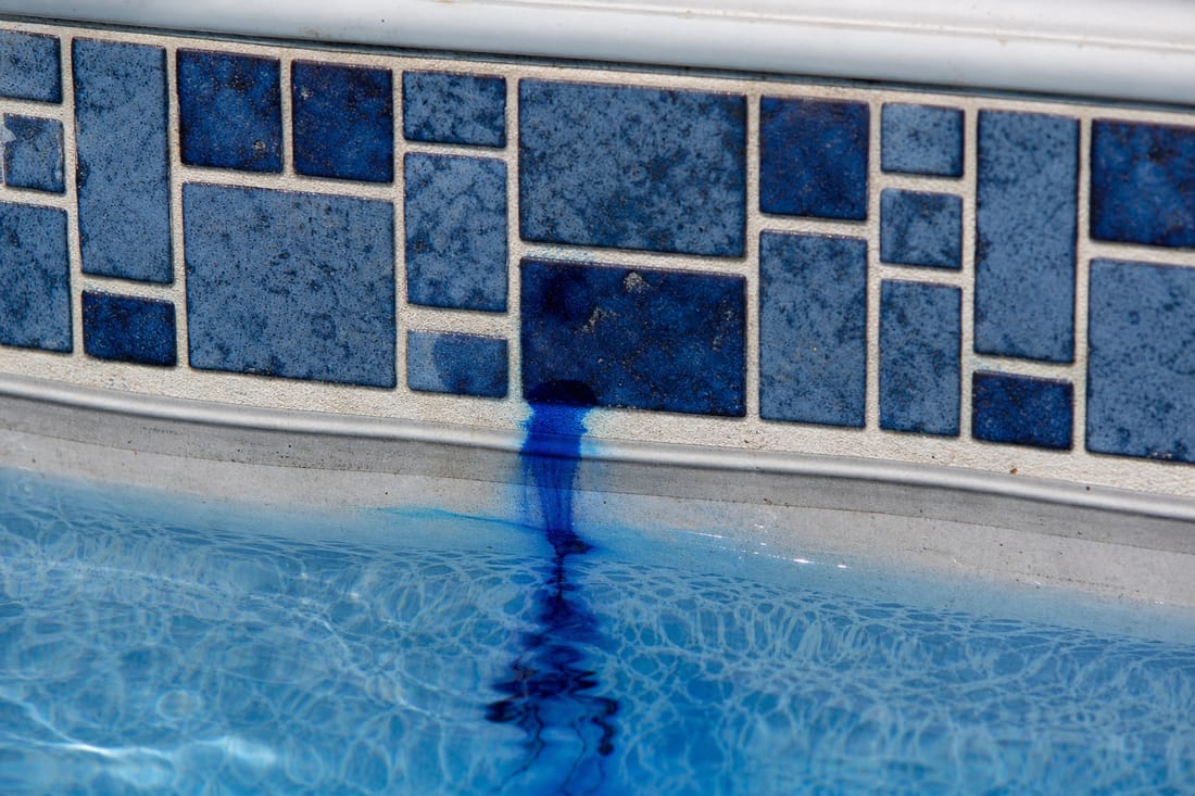Beispiel: Wasserlinie am Pool-Liner bei Leckagesuche
